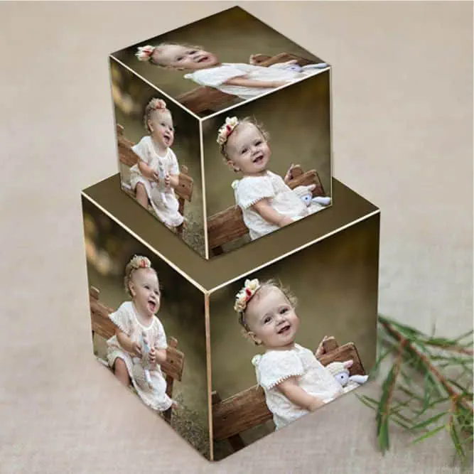 1. Impressão personalizada de fotos em cubo com criança sorridente para decoração.