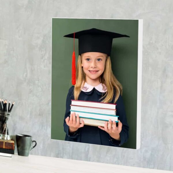 Capa de quadro com menina com capelo de graduação segurando livros, tema de educação e conquistas acadêmicas.
