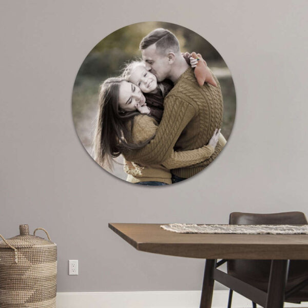 Cama personalizada com foto de família em ambiente moderno e decorado com plantas.