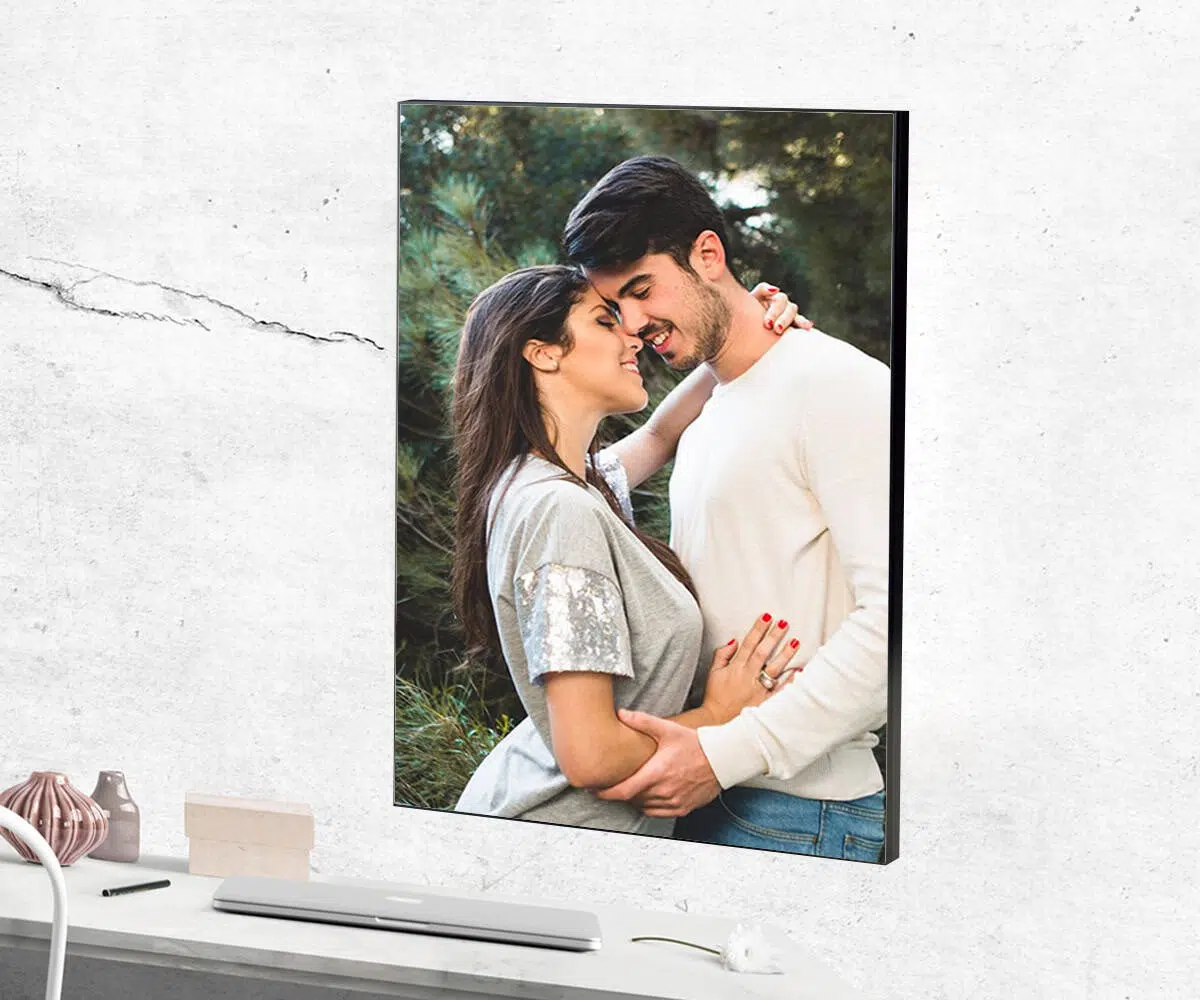 Painel de foto em alta resolução com casal apaixonado ao ar livre, perfeito para decorações modernas.