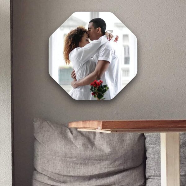 Espelho decorativo reto com moldura arredondada, ideal para ambiente moderno e elegante.