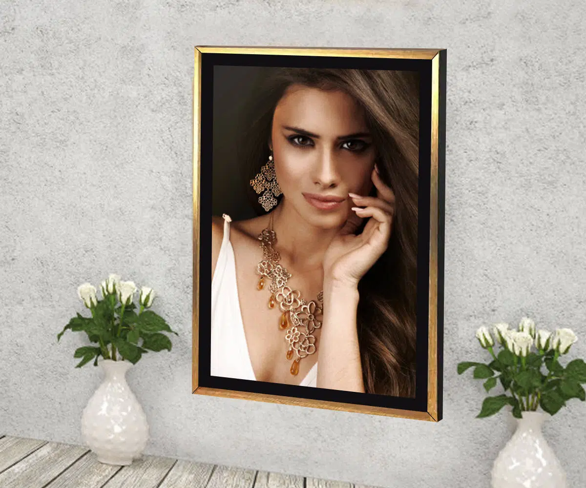 Retrato de mulher elegante com joias, em moldura moderna para decoração sofisticada.