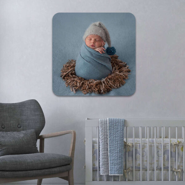 Conjunto de fotos com decoração de quarto de bebê com quadro de recém-nascido confortável e aconchegante, ideal para o ambiente de crianças.