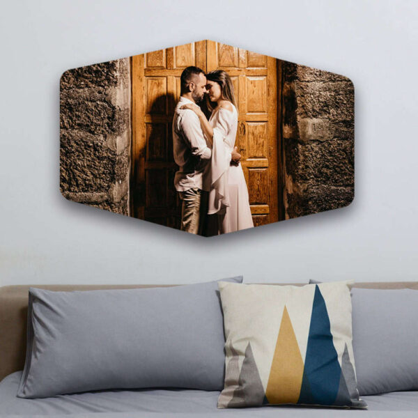 1. Imagem de casal apaixonado na parede do quarto com quadro decorativo em madeira e pedra.