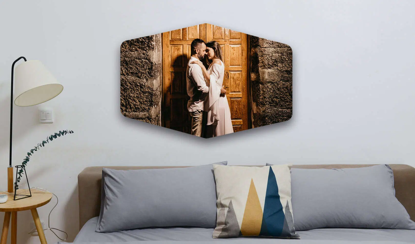 1. Imagem de casal apaixonado na parede do quarto com quadro decorativo em madeira e pedra.