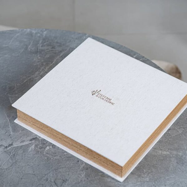 Livre personalizado com capa de tecido e detalhes elegantes, ideal para ocasiões especiais.