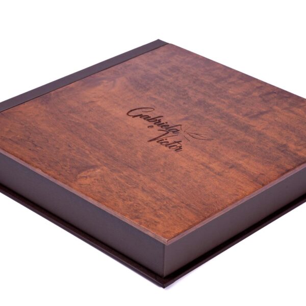 Caixa personalizada de madeira para presentes e lembranças, com acabamento elegante.