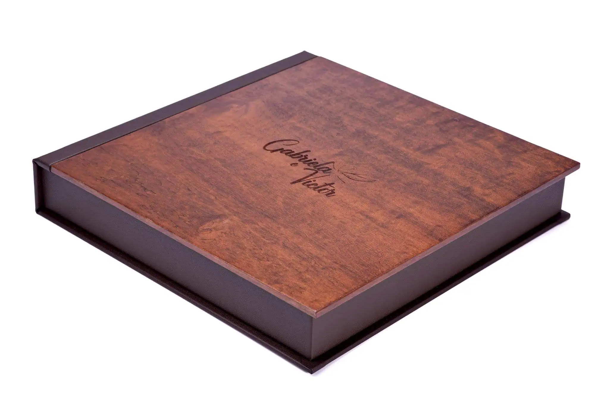 Caixa personalizada de madeira para presentes e lembranças, com acabamento elegante.