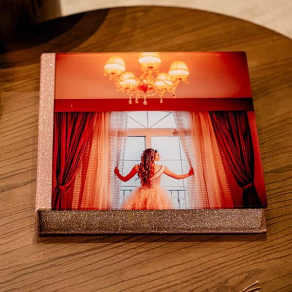 Linda foto de álbum personalizado com tema de casamento, destaque para detalhes elegantes e cores vibrantes.