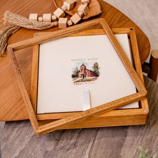 Caixa de madeira personalizada para lembranças de casamento ou eventos especiais.