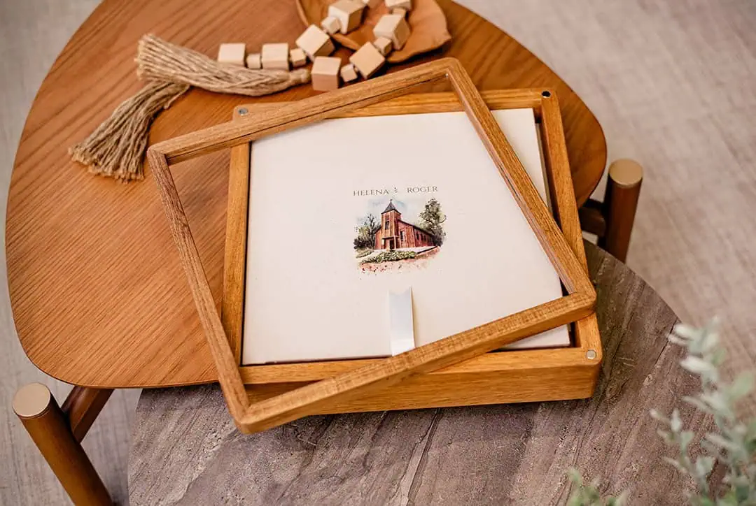Caixa de madeira personalizada para lembranças de casamento ou eventos especiais.