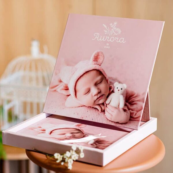 Imagem de álbum de bebê personalizado para fotos de recém-nascido, tema "Aurora", com decoração delicada e estilo infantil.