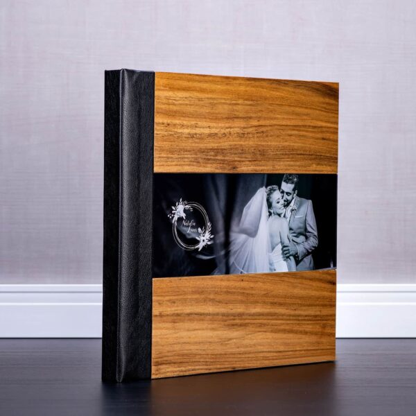 Ágil, elegante e resistente álbum de fotos de casamento em madeira e couro.