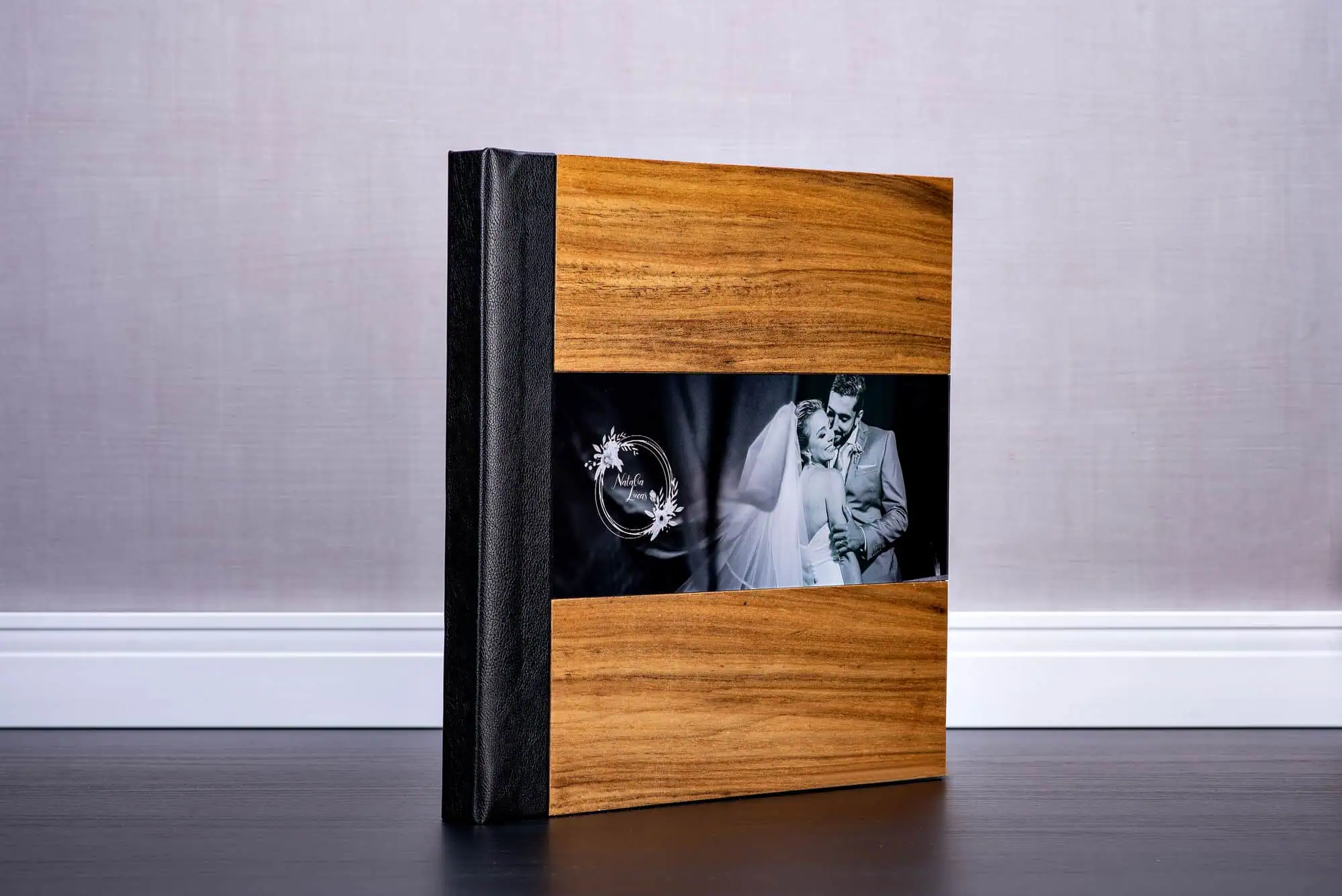 Ágil, elegante e resistente álbum de fotos de casamento em madeira e couro.