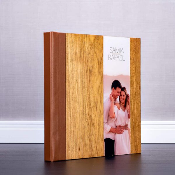 Álbum de fotos personalizado em madeira com capa de couro, ideal para recordações especiais.