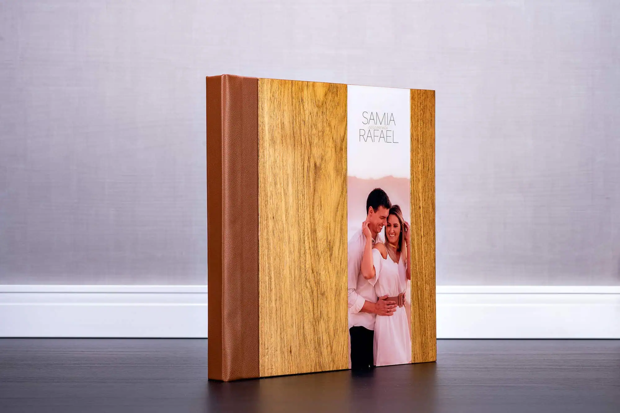 Álbum de fotos personalizado em madeira com capa de couro, ideal para recordações especiais.