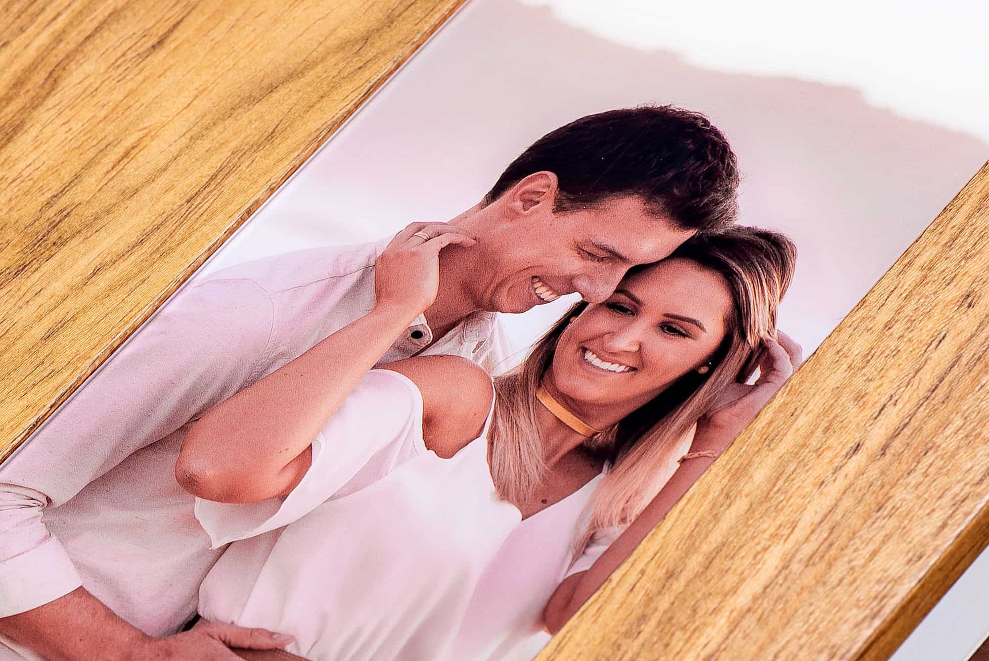 Rosto de casal sorrindo ao olhar em espelho, relacionamento feliz e bem-estar, estética e cuidados pessoais.