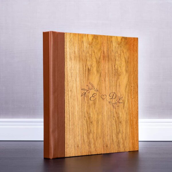 Madeira de álbum de casamento personalizada com gravação de nomes e detalhes decorativos sofisticados.