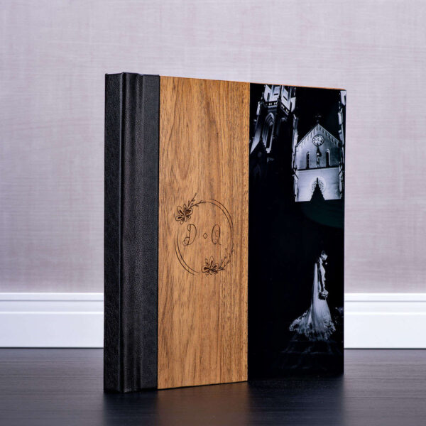 Fotos de quadro personalizado com madeira e foto de casamento para decoração elegante.