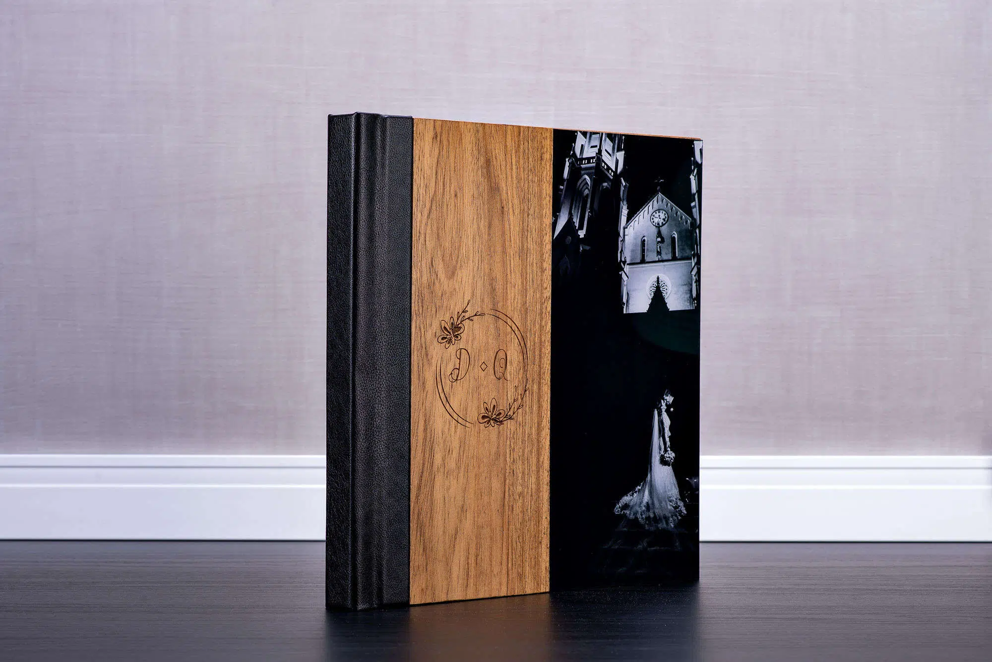 Fotos de quadro personalizado com madeira e foto de casamento para decoração elegante.