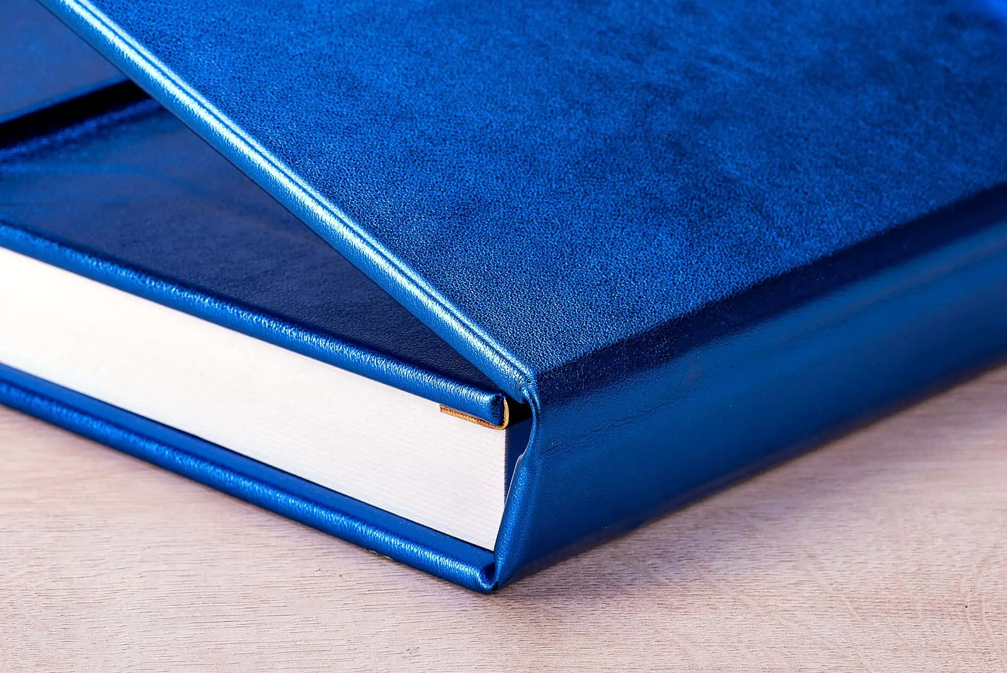 Capa para livros personalizada em couro azul - Schlosser Pro.