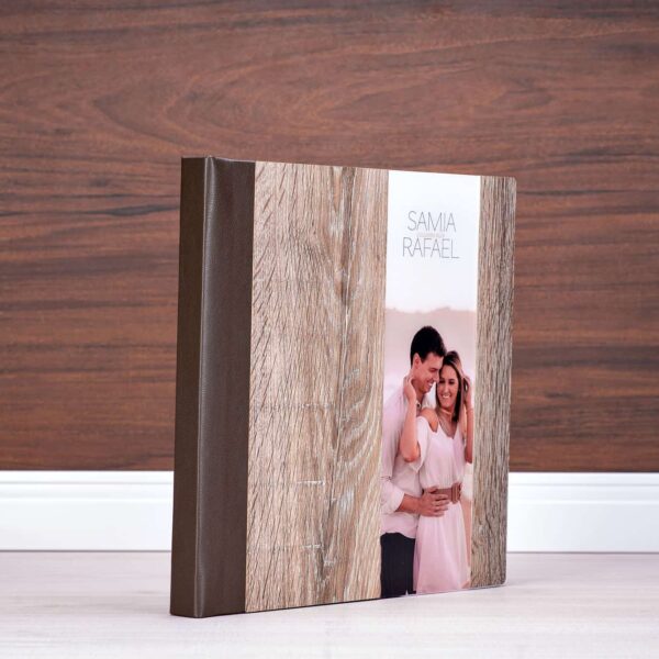 Álbum de fotos personalizado com capa de madeira, ideal para recordações especiais e eventos.