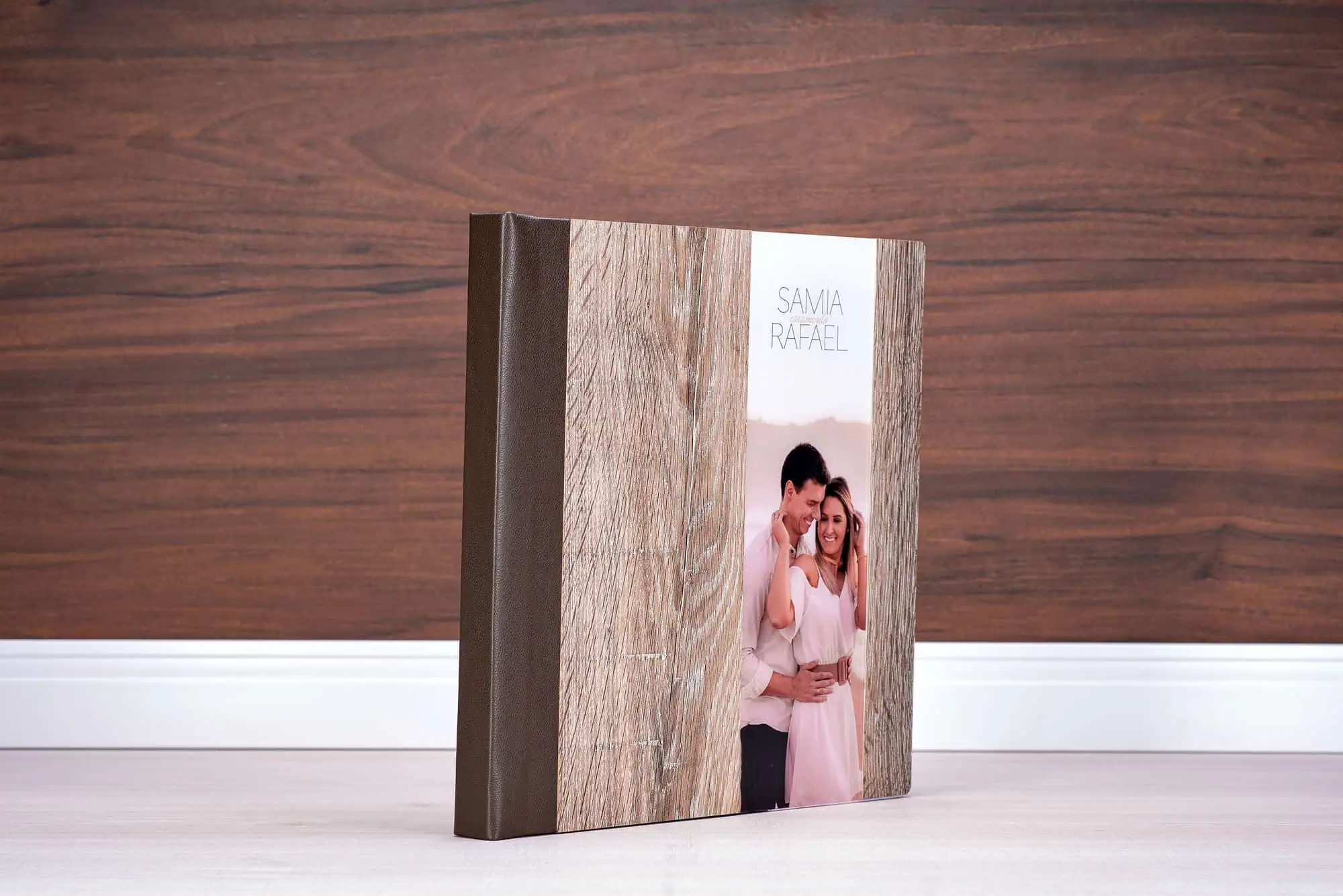 Álbum de fotos personalizado com capa de madeira, ideal para recordações especiais e eventos.