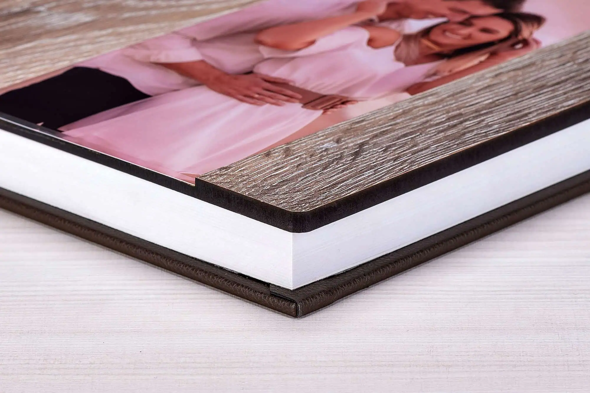 1. Reparo de livros com acabamento em madeira e capa personalizada.