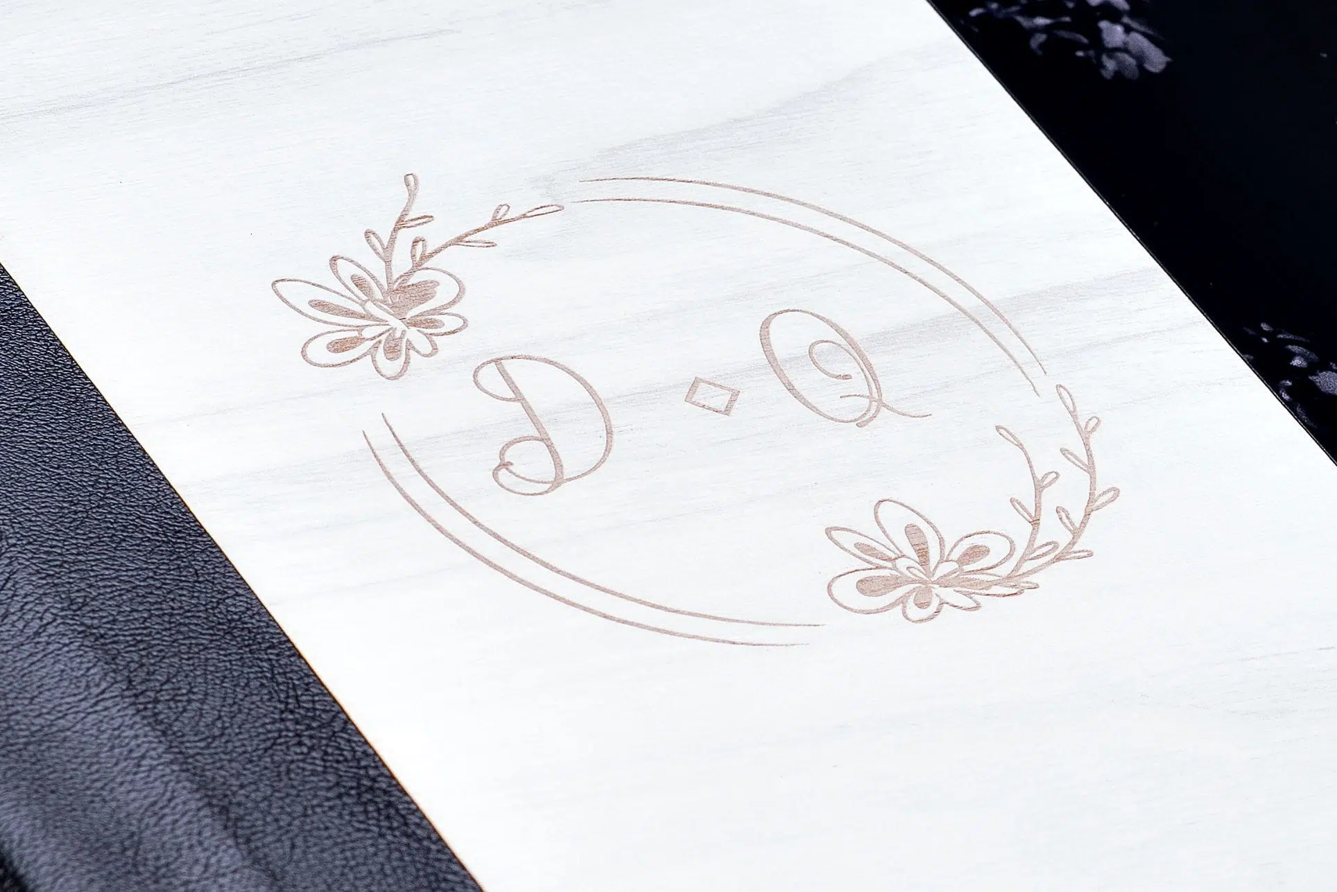 Chaves personalizadas em madeira com design elegante para presentes especiais.