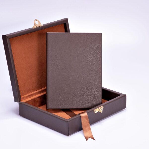 Caderno ou agenda em couro premium em caixa de presentação elegante.