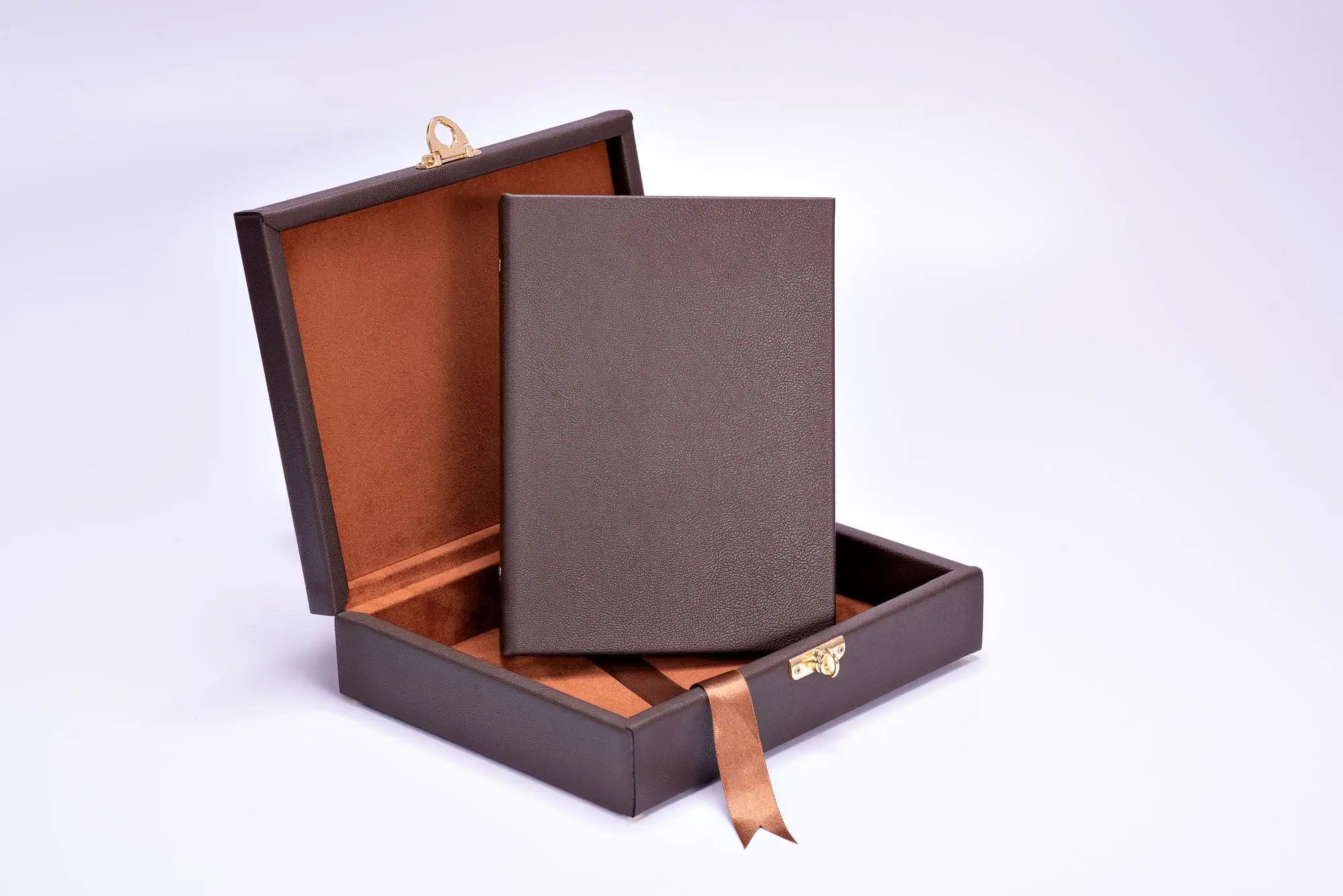 Caderno ou agenda em couro premium em caixa de presentação elegante.