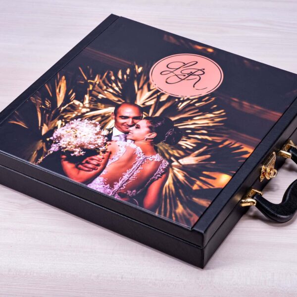 1. Maleta personalizada com foto de casamento e logo, para lembranças especiais.