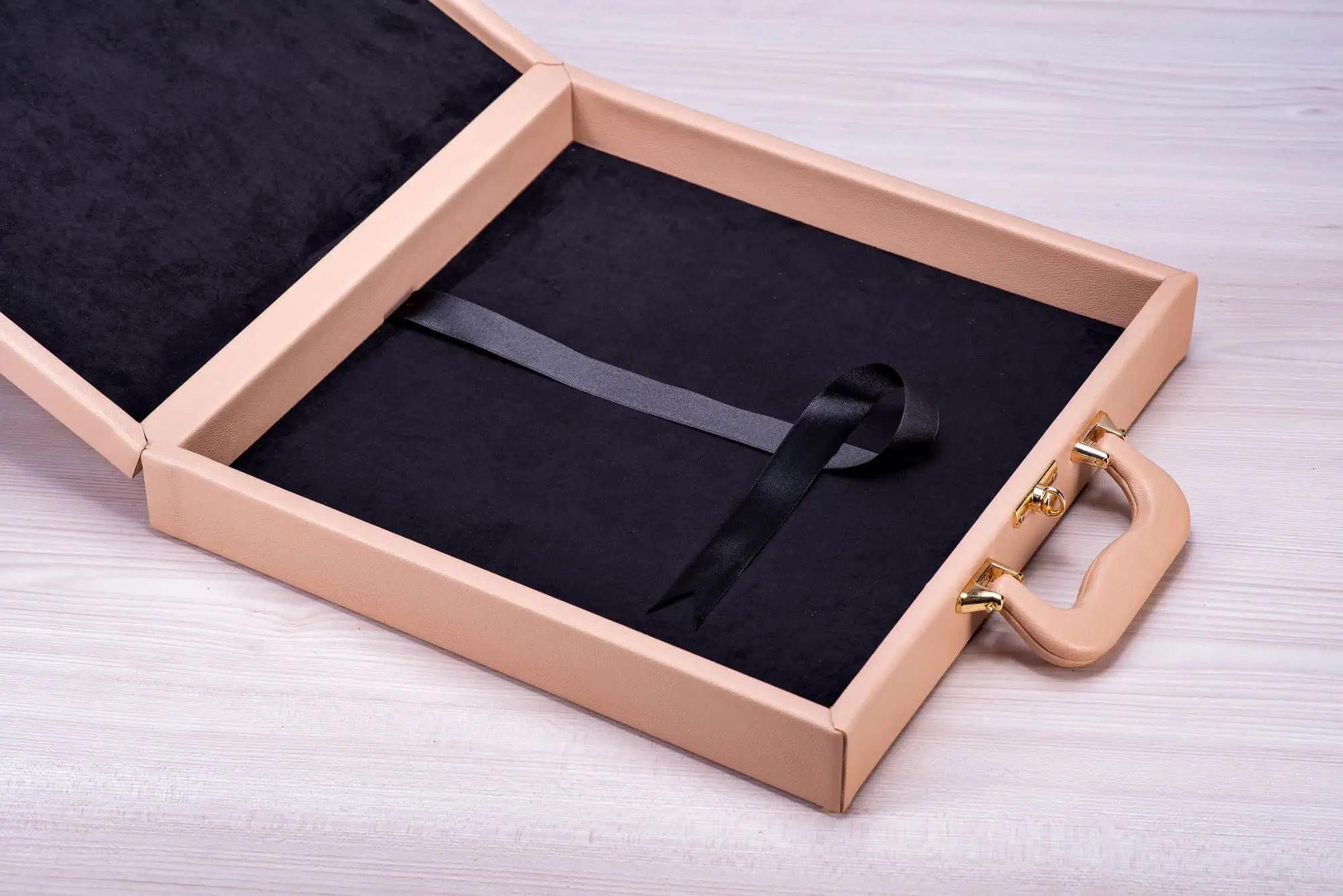 Sapateira elegante com alça de couro e acabamento em dourado para organização de calçados.
