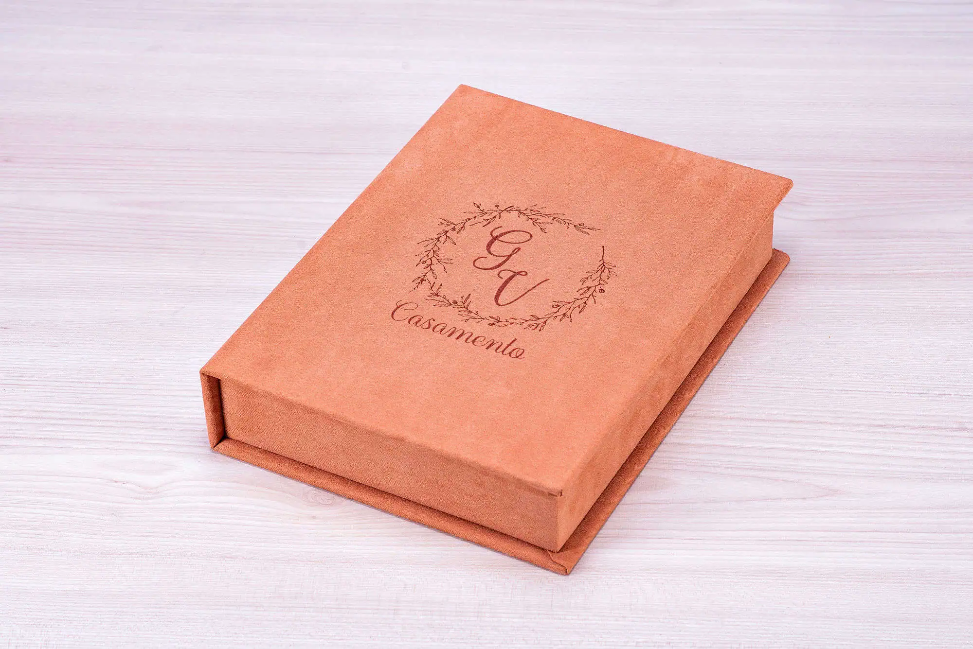 Som de uma caixa de casamento personalizada, em cor rosa claro, com design elegante e toque artesanal.
