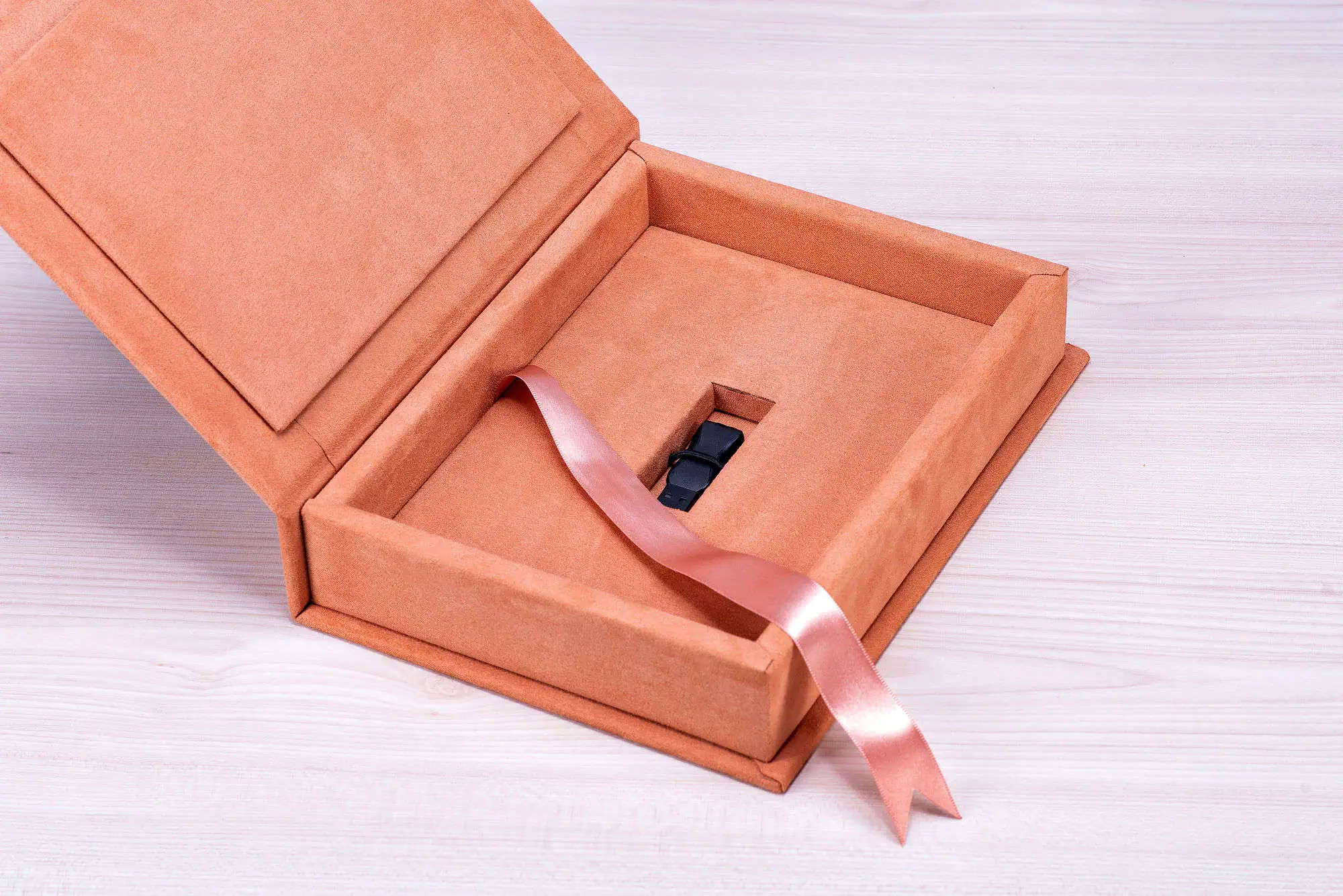 Relógio de pulso masculino elegante em caixa de veludo rosa caramelo, ideal para presente.