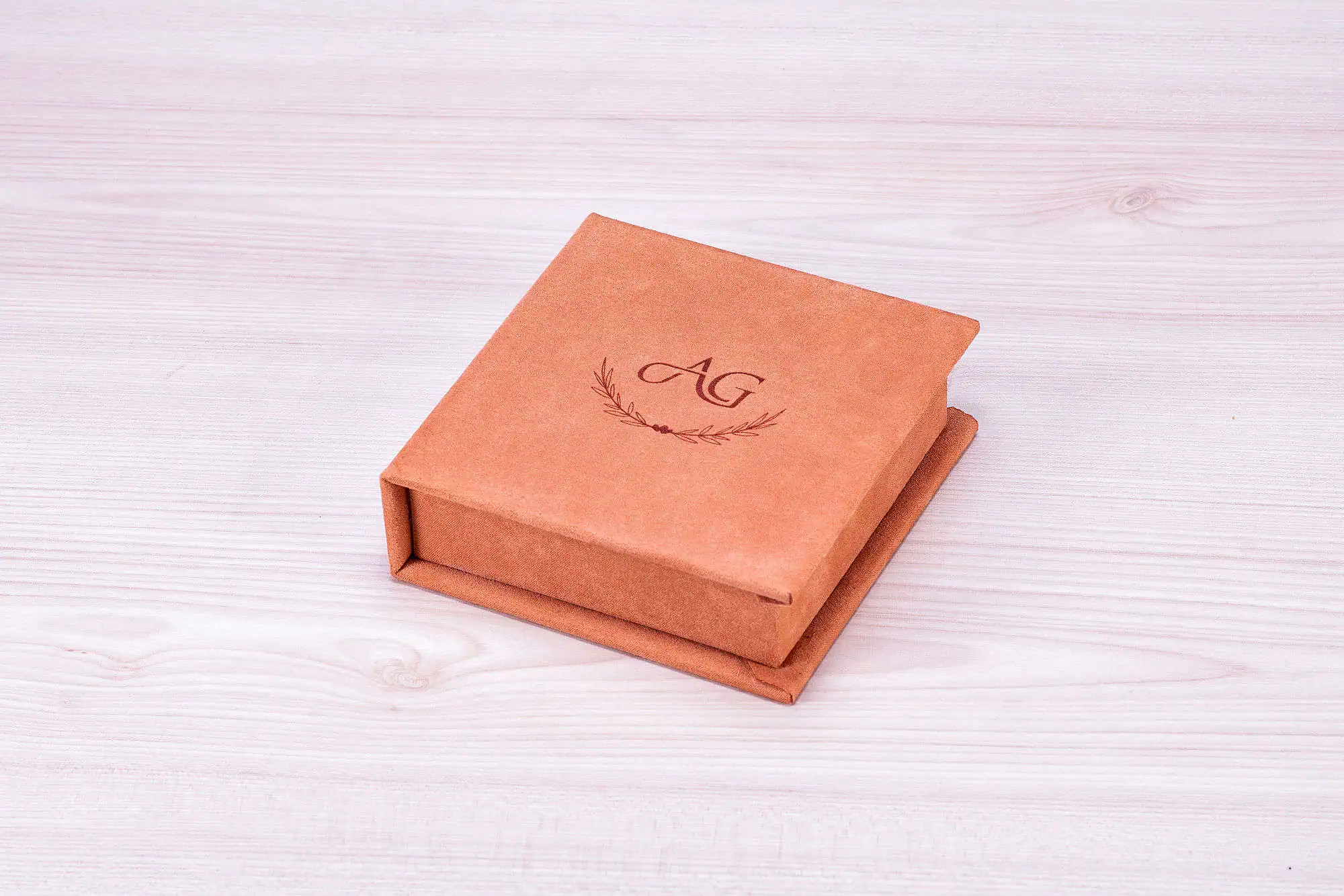 Caixa personalizada com inicial, material de alta qualidade para presentes exclusivos.