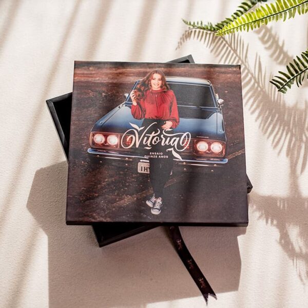 Albuns de fotos personalizados com porta-retrato emboxado e tema automotivo.