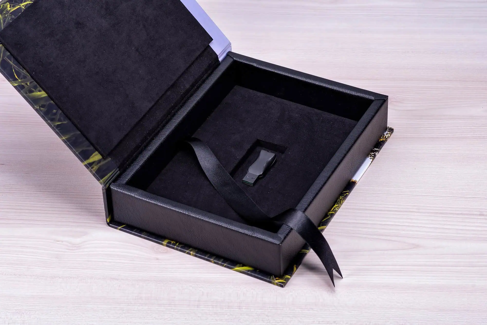 Chaveiro USB personalizado em caixa de luxo para clientes e brindes corporativos.