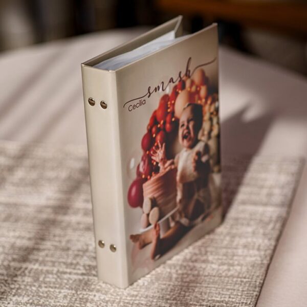 Álbum de fotos personalizado com capa de alta qualidade para memórias especiais.