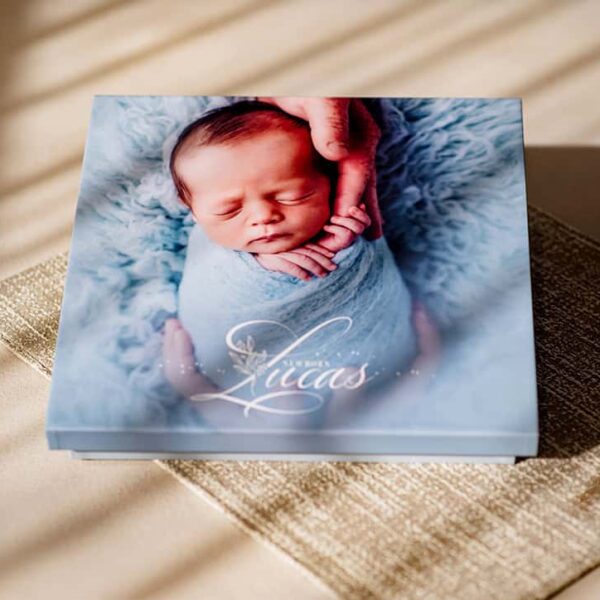 ÁLTO: Álbum de fotos de recém-nascido com foto de bebê dormindo, ideal para lembranças especiais.