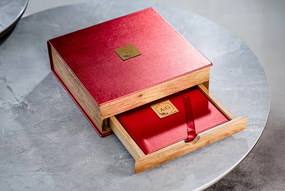 Luxo em embalagem de presente com caixa de madeira e lacre dourado para produtos exclusivos.
