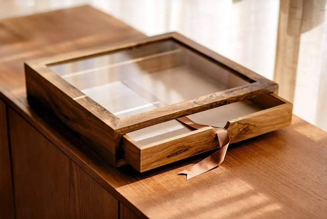 Cubo de armazenamento de madeira com vidro e bolso de tecido de couro para acessórios elegante e funcional.