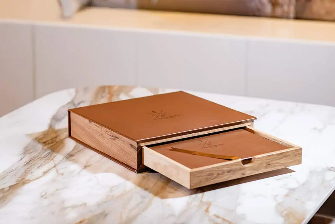 Caixa de madeira personalizada para presente, com acabamento em couro e detalhes elegantes.