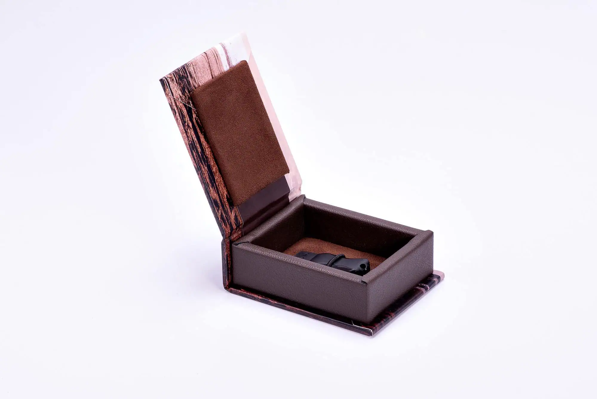 Conjunto de luxe para armazenamento de armas com acabamento em couro e abertura segura.