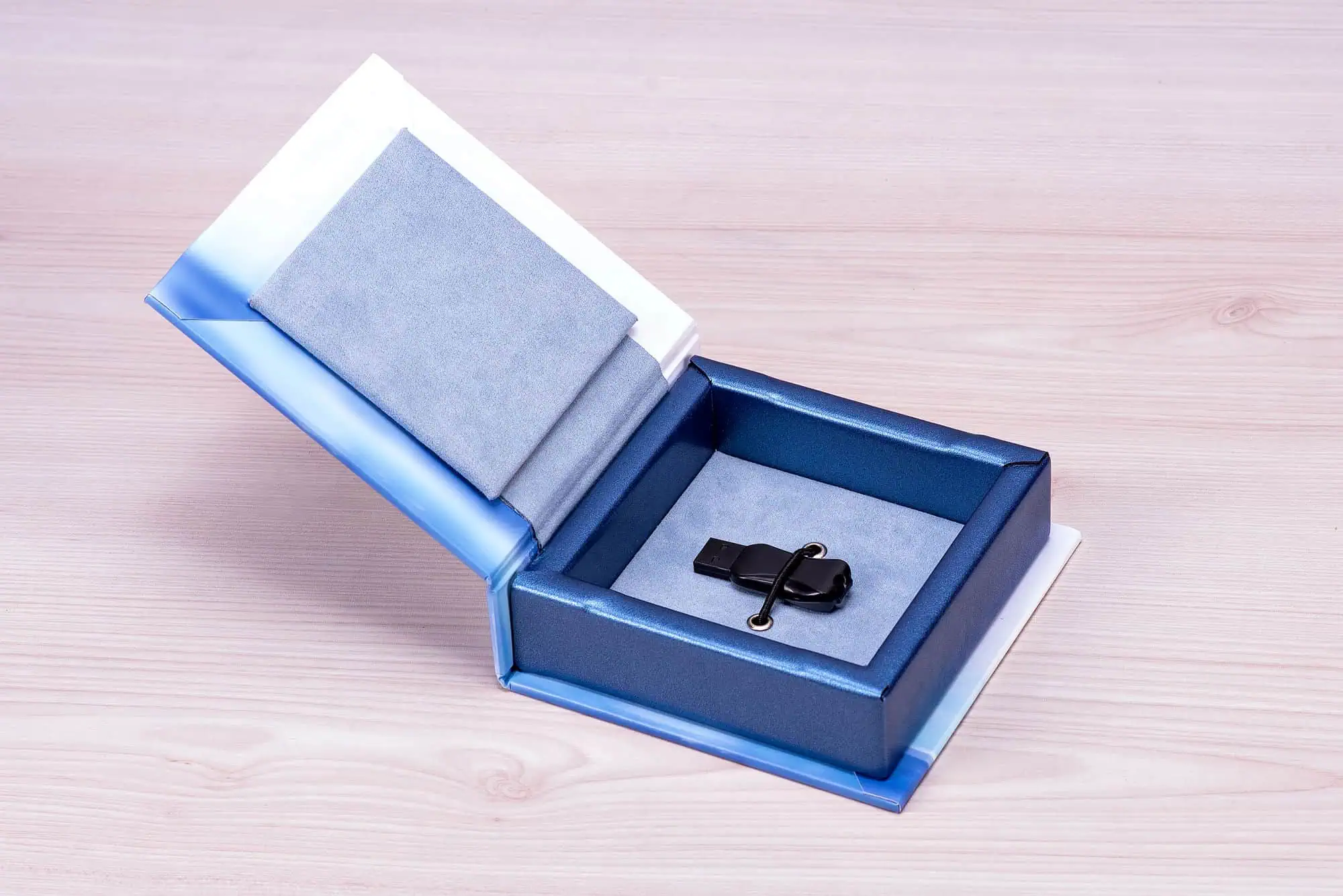 Chaveiro de segurança em caixa personalizada, ideal para brindes corporativos e presentes de alta qualidade.