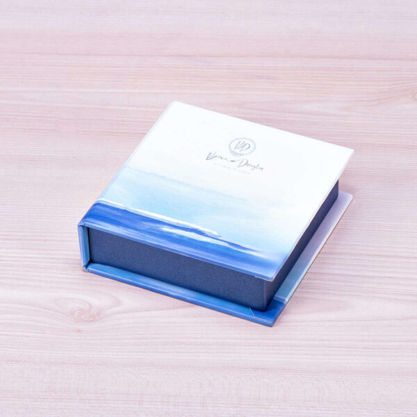 Caixa de presente personalizada para casamento ou evento especial com acabamento de alta qualidade.
