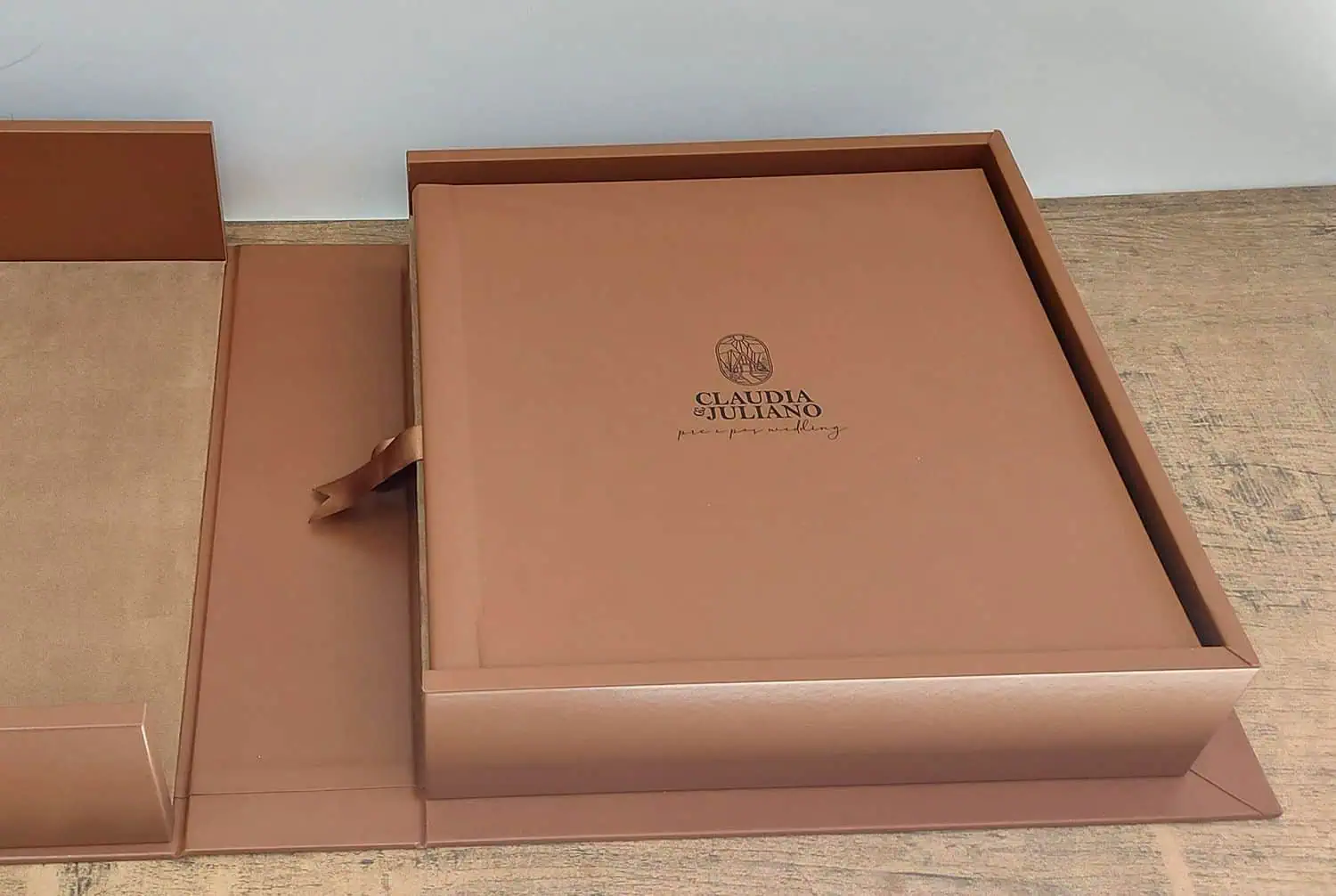 Design de caixa personalizada para presentes de casamento, em tons de rosa queimado, com acabamento sofisticado.