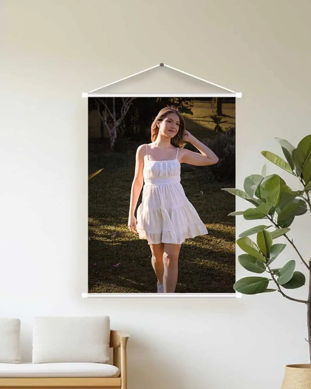 1. Tela artística personalizada com impressão de mulher ao ar livre.