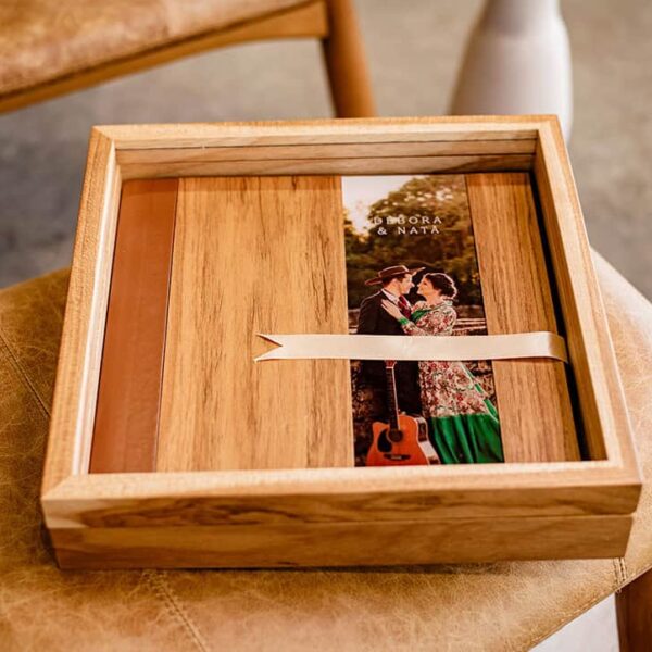 Foto de caixa de madeira personalizada com uma foto de casal em um momento especial, ideal para lembranças e decoração de eventos.