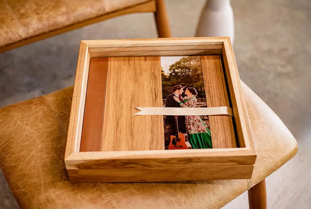 Foto de caixa de madeira personalizada com uma foto de casal em um momento especial, ideal para lembranças e decoração de eventos.
